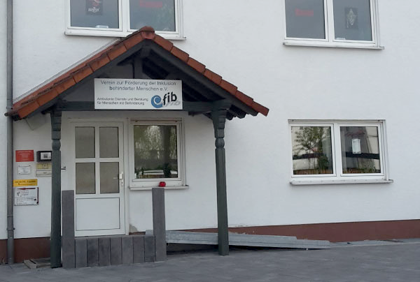 Außenstelle Gladenbach von außen Eingang der Geschäftsstelle Gladenbach